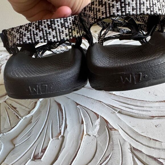 Chaco black and white cloud sandals size 7 - Picture 4 of 7